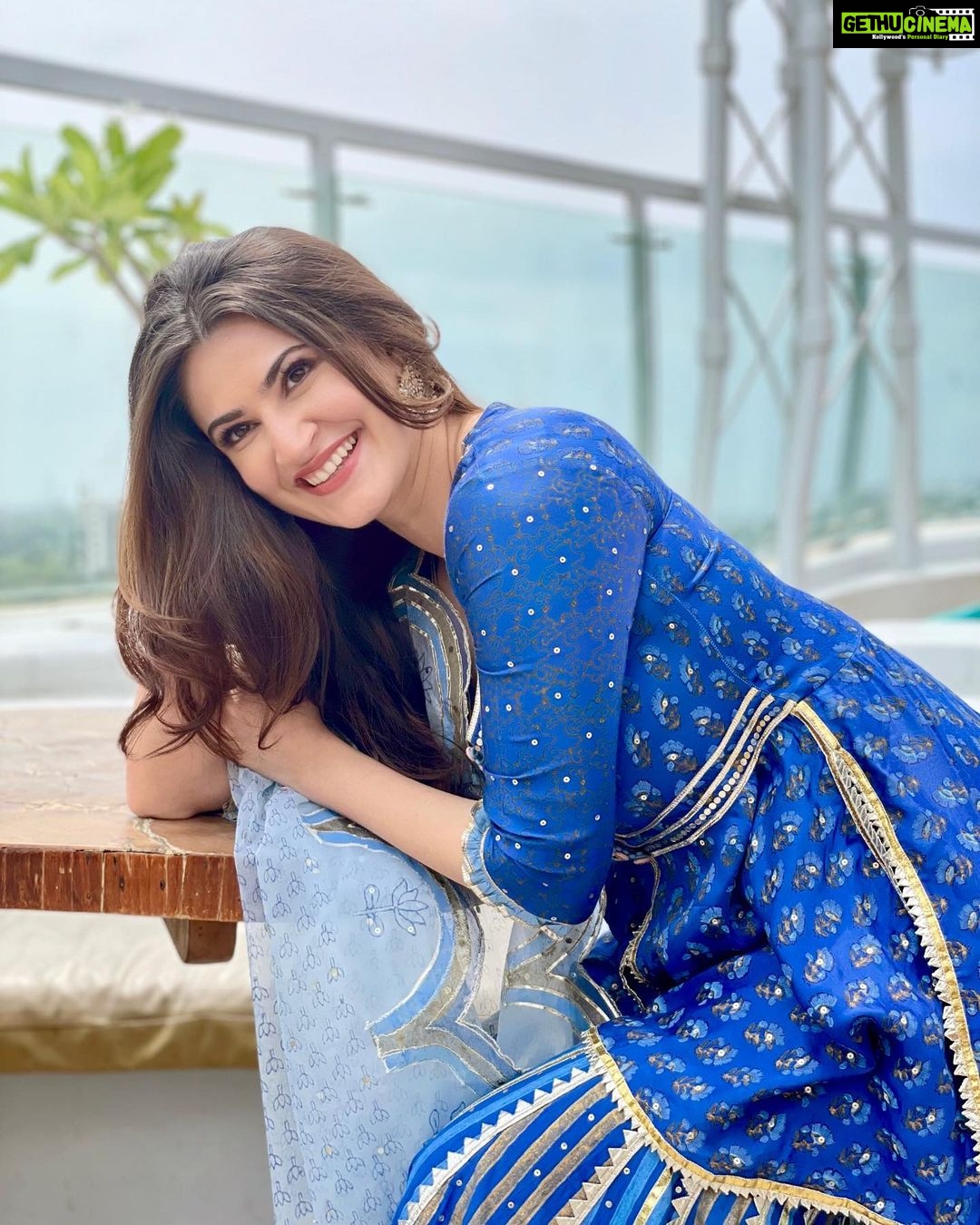 Shivaleeka Oberoi Instagram - Hello Indore!! 💙🦋 Hair and makeup: @nehaseehra Assisted by @aayushisonimakeup Styled by @d_devraj Assisted by @idarshishetty @stylebyishita Outfit - @maayera_jaipur @amigos.rizwan Heels- @Paioshoes Earings- @sangeetaboochra #KhudaHaafizChapter2AgniPariksha
