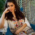 Shivaleeka Oberoi Instagram – #KhudaHaafizChapter2 Promotions Day 1! 💕

Photographer: @lakshetamodgil

Hair & Makeup: @nehaseehra
Asstd: @makeupbyishakothari
@nayanhair

Stylist : @khyatibusa 
Style team : @vinisha_de_souza 
Ring : @curiocottagejewellery 
Earrings :  @the_bling_girll 

#OOTD #LookOfTheDay #BohoStyle