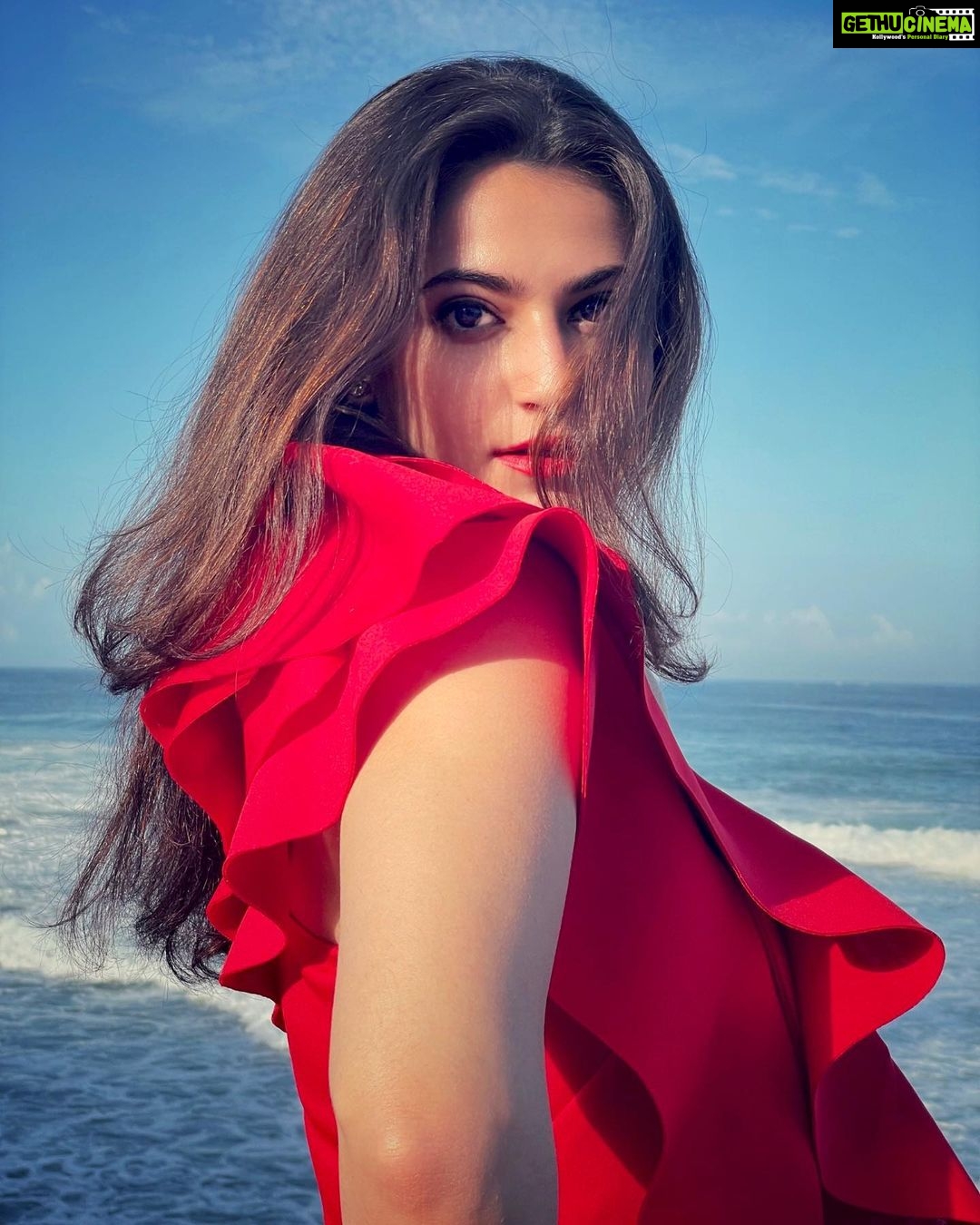 Shivaleeka Oberoi Instagram - Being awarded as “THE GLAMOROUS INFLUENCER OF THE YEAR” by @exhibitmagazine takes me back to the days when I started posting content randomly years ago to chasing my dreams of acting in films to balancing both out now! It’s been one hell of a journey!! 🥹 There have been good days and not so glamorous ones - keeping it real! What’s been constant through all this is the never ending love and support of my family and followers!! This one is for you all! ❤️ Kerala - God's Own Country