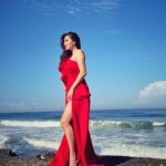 Shivaleeka Oberoi Instagram – Being awarded as “THE GLAMOROUS INFLUENCER OF THE YEAR” by @exhibitmagazine takes me back to the days when I started posting content randomly years ago to chasing my dreams of acting in films to balancing both out now! 
It’s been one hell of a journey!! 🥹
There have been good days and not so glamorous ones – keeping it real! 
What’s been constant through all this is the never ending love and support of my family and followers!! 
This one is for you all! ❤️ Kerala – God’s Own Country