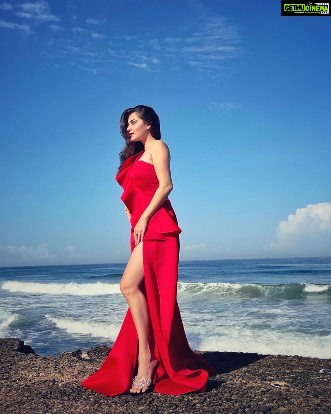 Shivaleeka Oberoi Instagram - Being awarded as “THE GLAMOROUS INFLUENCER OF THE YEAR” by @exhibitmagazine takes me back to the days when I started posting content randomly years ago to chasing my dreams of acting in films to balancing both out now! It’s been one hell of a journey!! 🥹 There have been good days and not so glamorous ones - keeping it real! What’s been constant through all this is the never ending love and support of my family and followers!! This one is for you all! ❤️ Kerala - God's Own Country