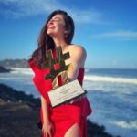 Shivaleeka Oberoi Instagram – Being awarded as “THE GLAMOROUS INFLUENCER OF THE YEAR” by @exhibitmagazine takes me back to the days when I started posting content randomly years ago to chasing my dreams of acting in films to balancing both out now! 
It’s been one hell of a journey!! 🥹
There have been good days and not so glamorous ones – keeping it real! 
What’s been constant through all this is the never ending love and support of my family and followers!! 
This one is for you all! ❤️ Kerala – God’s Own Country