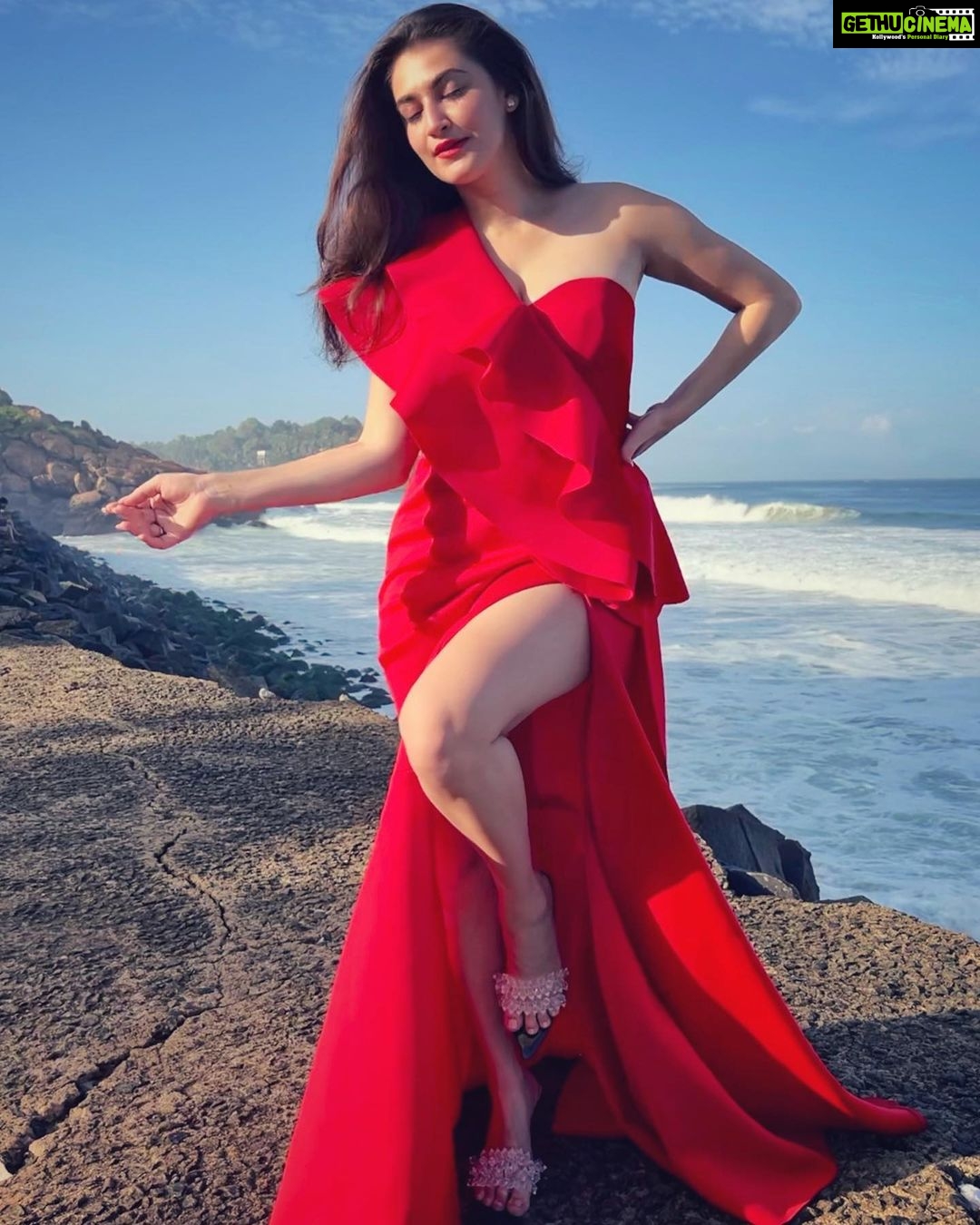 Shivaleeka Oberoi Instagram - Being awarded as “THE GLAMOROUS INFLUENCER OF THE YEAR” by @exhibitmagazine takes me back to the days when I started posting content randomly years ago to chasing my dreams of acting in films to balancing both out now! It’s been one hell of a journey!! 🥹 There have been good days and not so glamorous ones - keeping it real! What’s been constant through all this is the never ending love and support of my family and followers!! This one is for you all! ❤️ Kerala - God's Own Country