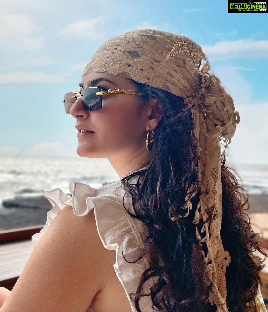Shivaleeka Oberoi Instagram - Caption is in the picture! 🌊☀️