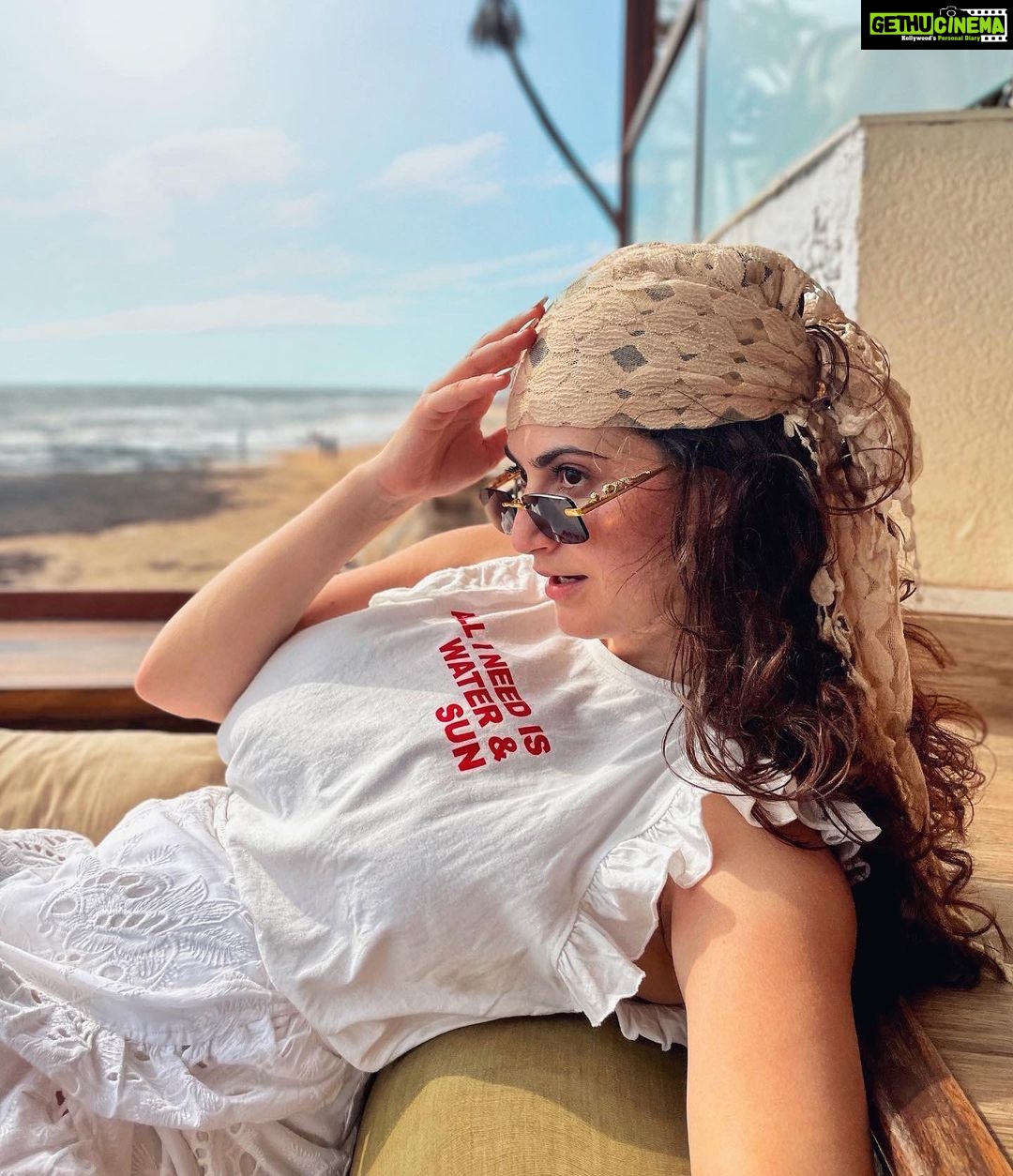 Shivaleeka Oberoi Instagram - Caption is in the picture! 🌊☀️