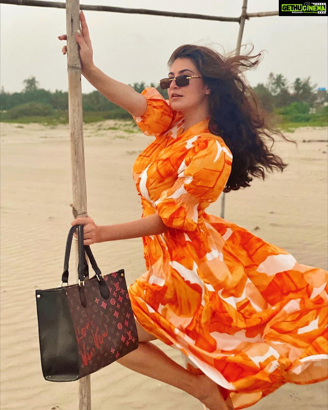Shivaleeka Oberoi Instagram - Flow with it 🌊