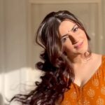 Shivaleeka Oberoi Instagram – Haan tujhko basaya hai dhadkan mein..🎶🤎