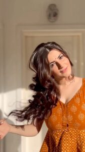 Shivaleeka Oberoi Instagram - Haan tujhko basaya hai dhadkan mein..🎶🤎