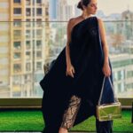 Shivaleeka Oberoi Instagram – Some kohl & a bun in the sun. 👱🏻‍♀️💙