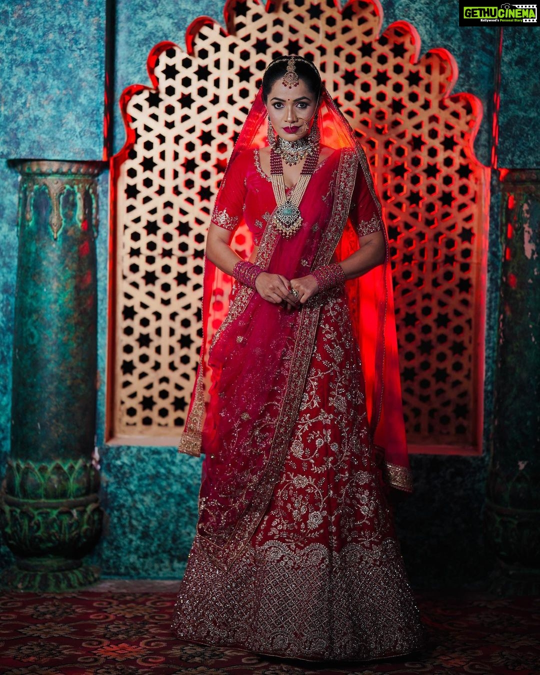 Shobha Shetty Instagram - It is how it’s look.!! In my moment. . . . Makeover @symakeupstudio @makeover_by_nandini_06 @makeover_bylakshmi Clicks @hyderabadweddingstories Jewellery @emmadi_silver_jewellery Location @thefotogarage Outfit @shobhashettyfashions . . #symakeupstudio#shobhashettymakeover#