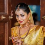Shobha Shetty Instagram - Bridal look inspiration 😍 Gorgeous South Bridal Look By @symakeupstudio U can book your Bridal Make up with us 🤩 Enquiries @9391541266 Make up & Hair : @symakeupstudio @makeover_by_nandini_06 @makeover_bylakshmi Photography @hyderabadweddingstories Dop ND editing @anilnethas Jewellery @emmadi_silver_jewellery Blouse design @budesignerstudio Saree @shobhashettyfashions Location @thefotogarage #mua#Symakeupstudio#makeupartist #bridalmakeup #makeupstudio