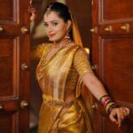 Shobha Shetty Instagram - 30 Days Professional Makeup Course ⬇️ If u want to become a Bridal makeup artist then this course is for u , no basic knowledge is required ⬇️ ➡️ Product Knowledge ➡️ Tools Knowledge ➡️ Application Knowledge ➡️ 10 Different Bridal and grooming Makeup ➡️ 10 Different Hairstyles ➡️ 5 types of Saree Draping ➡️ 10 Eye makeup ➡️ Flower making ➡️ photography session and more ⬇️ Certificate is provided for everyone ➡️call us for Booking your seat ▶️9391541266 Only limited seats Thank u meet you all soon 🙂 ⬇️ Greetings from @shobhashettyofficial @SYMAKEUPSTUDIO ⬇️ LOCATION @HYDERABAD #MAKEUP #symakeupstudio #shobhashetty Clicks @hyderabadweddingstories Location @thefotogarage Jewellery @emmadi_silver_jewellery Makeover @symakeupstudio