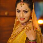 Shobha Shetty Instagram - 30 Days Professional Makeup Course ⬇️ If u want to become a Bridal makeup artist then this course is for u , no basic knowledge is required ⬇️ ➡️ Product Knowledge ➡️ Tools Knowledge ➡️ Application Knowledge ➡️ 10 Different Bridal and grooming Makeup ➡️ 10 Different Hairstyles ➡️ 5 types of Saree Draping ➡️ 10 Eye makeup ➡️ Flower making ➡️ photography session and more ⬇️ Certificate is provided for everyone ➡️call us for Booking your seat ▶️9391541266 Only limited seats Thank u meet you all soon 🙂 ⬇️ Greetings from @shobhashettyofficial @SYMAKEUPSTUDIO ⬇️ LOCATION @HYDERABAD #MAKEUP #symakeupstudio #shobhashetty Clicks @hyderabadweddingstories Location @thefotogarage Jewellery @emmadi_silver_jewellery Makeover @symakeupstudio
