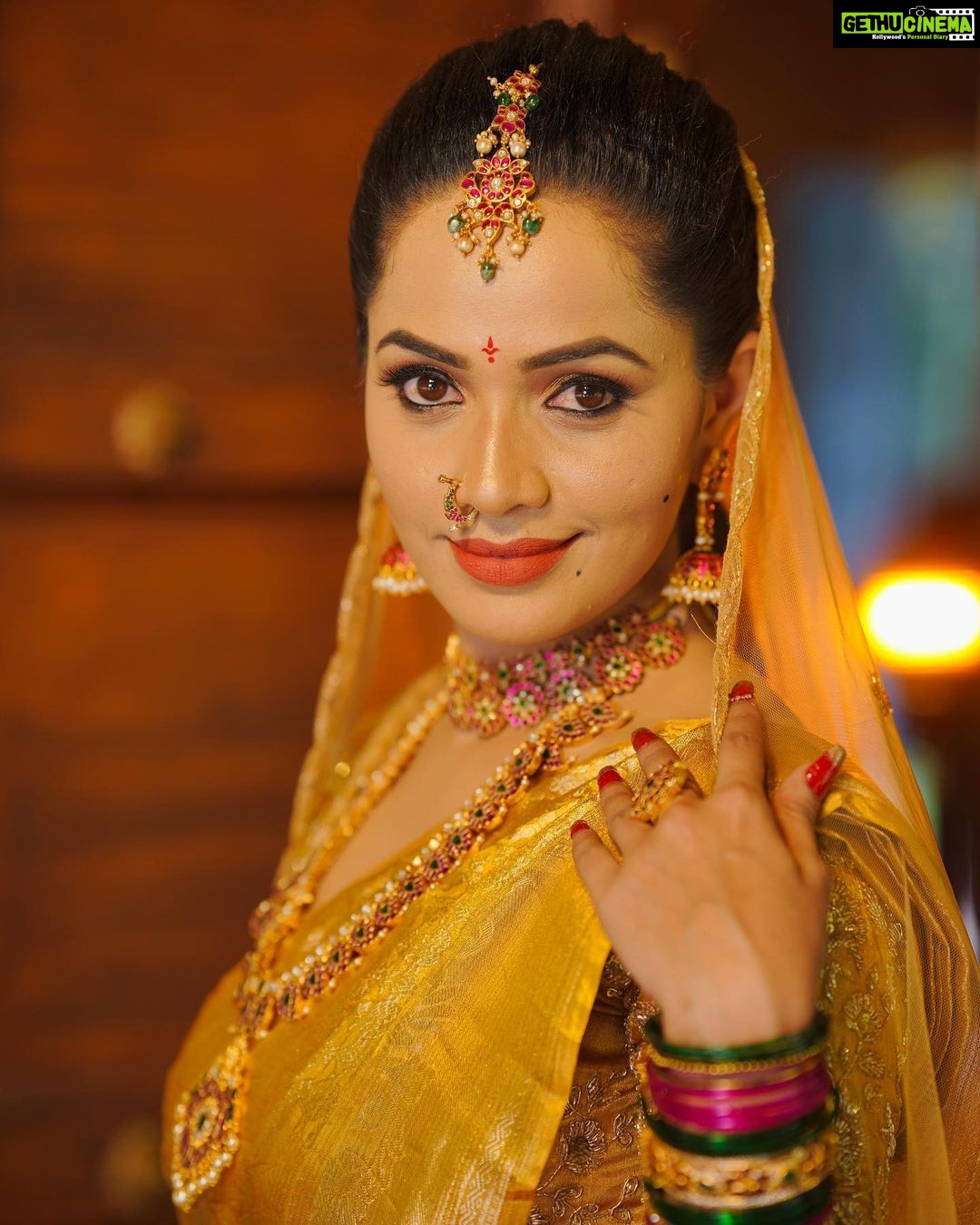 Shobha Shetty Instagram - 30 Days Professional Makeup Course ⬇️ If u want to become a Bridal makeup artist then this course is for u , no basic knowledge is required ⬇️ ➡️ Product Knowledge ➡️ Tools Knowledge ➡️ Application Knowledge ➡️ 10 Different Bridal and grooming Makeup ➡️ 10 Different Hairstyles ➡️ 5 types of Saree Draping ➡️ 10 Eye makeup ➡️ Flower making ➡️ photography session and more ⬇️ Certificate is provided for everyone ➡️call us for Booking your seat ▶️9391541266 Only limited seats Thank u meet you all soon 🙂 ⬇️ Greetings from @shobhashettyofficial @SYMAKEUPSTUDIO ⬇️ LOCATION @HYDERABAD #MAKEUP #symakeupstudio #shobhashetty Clicks @hyderabadweddingstories Location @thefotogarage Jewellery @emmadi_silver_jewellery Makeover @symakeupstudio