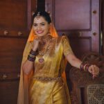 Shobha Shetty Instagram - 30 Days Professional Makeup Course ⬇️ If u want to become a Bridal makeup artist then this course is for u , no basic knowledge is required ⬇️ ➡️ Product Knowledge ➡️ Tools Knowledge ➡️ Application Knowledge ➡️ 10 Different Bridal and grooming Makeup ➡️ 10 Different Hairstyles ➡️ 5 types of Saree Draping ➡️ 10 Eye makeup ➡️ Flower making ➡️ photography session and more ⬇️ Certificate is provided for everyone ➡️call us for Booking your seat ▶️9391541266 Only limited seats Thank u meet you all soon 🙂 ⬇️ Greetings from @shobhashettyofficial @SYMAKEUPSTUDIO ⬇️ LOCATION @HYDERABAD #MAKEUP #symakeupstudio #shobhashetty Clicks @hyderabadweddingstories Location @thefotogarage Jewellery @emmadi_silver_jewellery Makeover @symakeupstudio