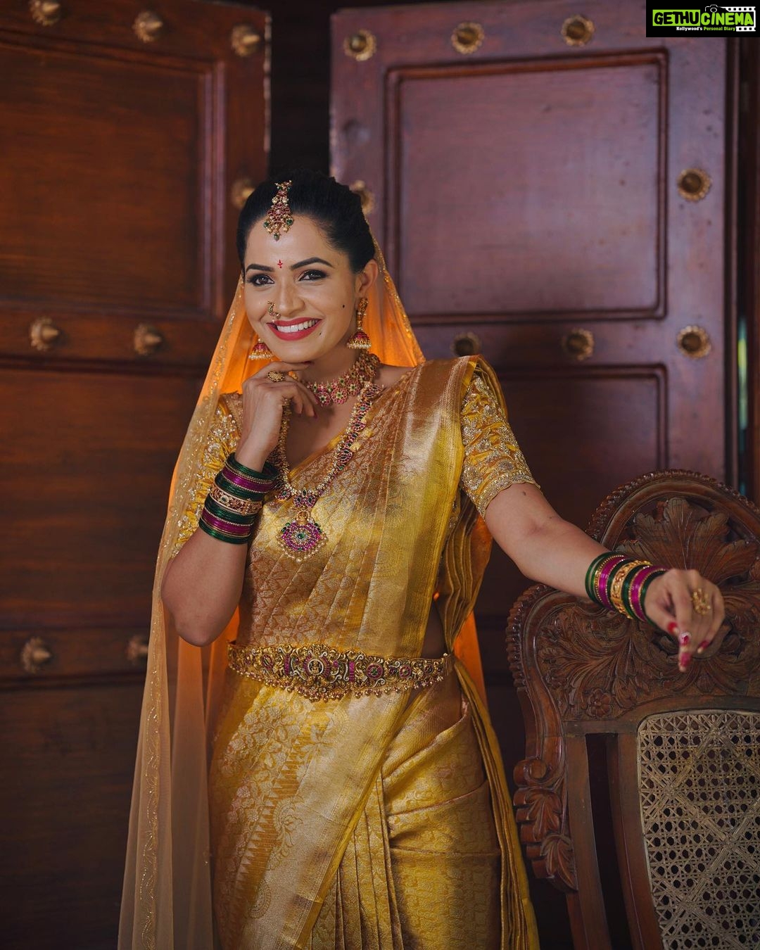 Shobha Shetty Instagram - 30 Days Professional Makeup Course ⬇️ If u want to become a Bridal makeup artist then this course is for u , no basic knowledge is required ⬇️ ➡️ Product Knowledge ➡️ Tools Knowledge ➡️ Application Knowledge ➡️ 10 Different Bridal and grooming Makeup ➡️ 10 Different Hairstyles ➡️ 5 types of Saree Draping ➡️ 10 Eye makeup ➡️ Flower making ➡️ photography session and more ⬇️ Certificate is provided for everyone ➡️call us for Booking your seat ▶️9391541266 Only limited seats Thank u meet you all soon 🙂 ⬇️ Greetings from @shobhashettyofficial @SYMAKEUPSTUDIO ⬇️ LOCATION @HYDERABAD #MAKEUP #symakeupstudio #shobhashetty Clicks @hyderabadweddingstories Location @thefotogarage Jewellery @emmadi_silver_jewellery Makeover @symakeupstudio