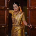 Shobha Shetty Instagram - 30 Days Professional Makeup Course ⬇️ If u want to become a Bridal makeup artist then this course is for u , no basic knowledge is required ⬇️ ➡️ Product Knowledge ➡️ Tools Knowledge ➡️ Application Knowledge ➡️ 10 Different Bridal and grooming Makeup ➡️ 10 Different Hairstyles ➡️ 5 types of Saree Draping ➡️ 10 Eye makeup ➡️ Flower making ➡️ photography session and more ⬇️ Certificate is provided for everyone ➡️call us for Booking your seat ▶️9391541266 Only limited seats Thank u meet you all soon 🙂 ⬇️ Greetings from @shobhashettyofficial @SYMAKEUPSTUDIO ⬇️ LOCATION @HYDERABAD #MAKEUP #symakeupstudio #shobhashetty Clicks @hyderabadweddingstories Location @thefotogarage Jewellery @emmadi_silver_jewellery Makeover @symakeupstudio