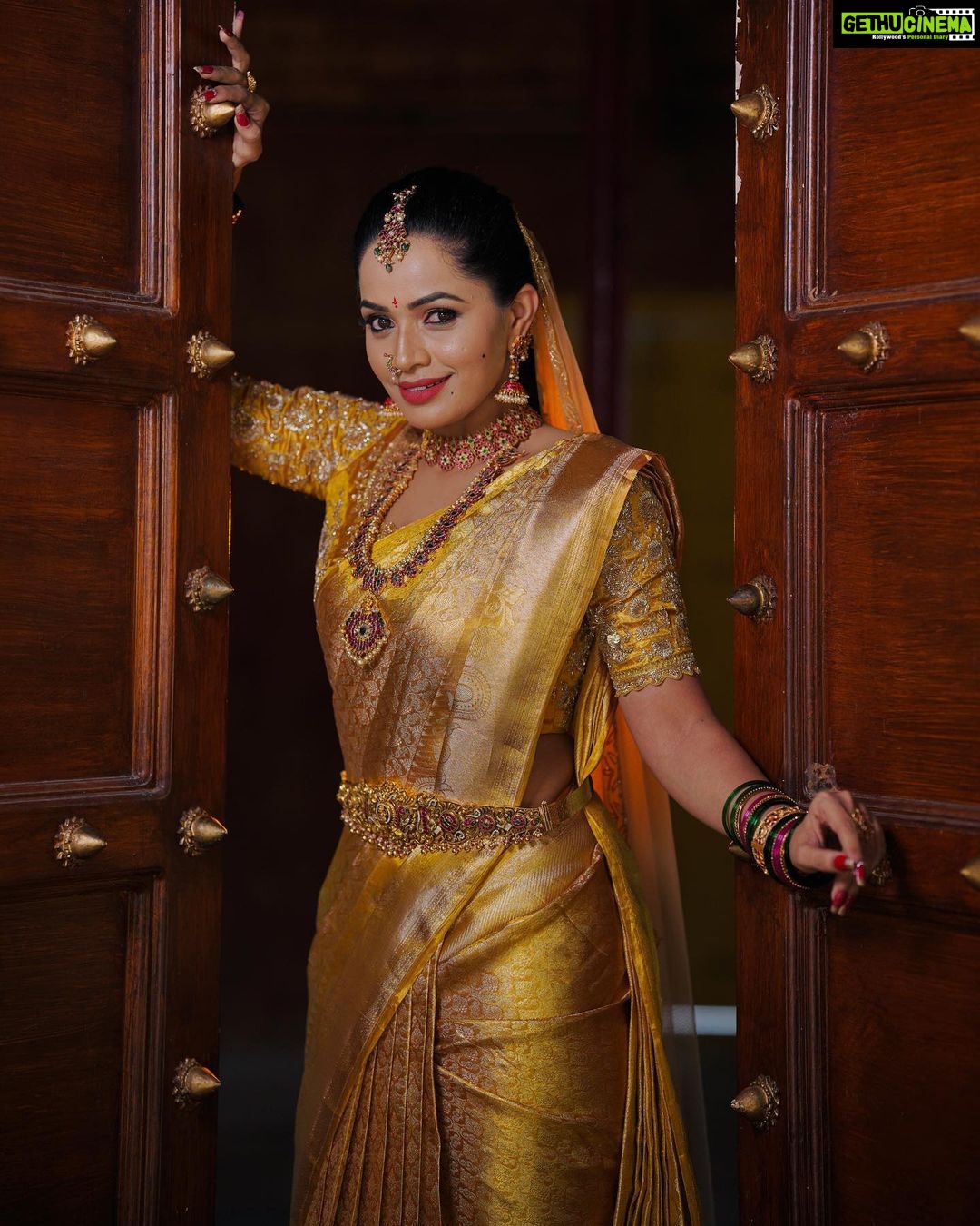 Shobha Shetty Instagram - 30 Days Professional Makeup Course ⬇️ If u want to become a Bridal makeup artist then this course is for u , no basic knowledge is required ⬇️ ➡️ Product Knowledge ➡️ Tools Knowledge ➡️ Application Knowledge ➡️ 10 Different Bridal and grooming Makeup ➡️ 10 Different Hairstyles ➡️ 5 types of Saree Draping ➡️ 10 Eye makeup ➡️ Flower making ➡️ photography session and more ⬇️ Certificate is provided for everyone ➡️call us for Booking your seat ▶️9391541266 Only limited seats Thank u meet you all soon 🙂 ⬇️ Greetings from @shobhashettyofficial @SYMAKEUPSTUDIO ⬇️ LOCATION @HYDERABAD #MAKEUP #symakeupstudio #shobhashetty Clicks @hyderabadweddingstories Location @thefotogarage Jewellery @emmadi_silver_jewellery Makeover @symakeupstudio