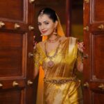 Shobha Shetty Instagram - 30 Days Professional Makeup Course ⬇️ If u want to become a Bridal makeup artist then this course is for u , no basic knowledge is required ⬇️ ➡️ Product Knowledge ➡️ Tools Knowledge ➡️ Application Knowledge ➡️ 10 Different Bridal and grooming Makeup ➡️ 10 Different Hairstyles ➡️ 5 types of Saree Draping ➡️ 10 Eye makeup ➡️ Flower making ➡️ photography session and more ⬇️ Certificate is provided for everyone ➡️call us for Booking your seat ▶️9391541266 Only limited seats Thank u meet you all soon 🙂 ⬇️ Greetings from @shobhashettyofficial @SYMAKEUPSTUDIO ⬇️ LOCATION @HYDERABAD #MAKEUP #symakeupstudio #shobhashetty Clicks @hyderabadweddingstories Location @thefotogarage Jewellery @emmadi_silver_jewellery Makeover @symakeupstudio