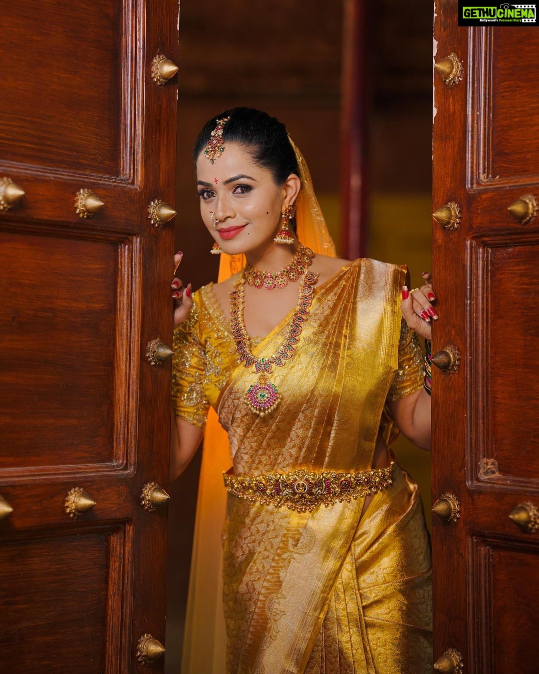 Shobha Shetty Instagram - 30 Days Professional Makeup Course ⬇️ If u want to become a Bridal makeup artist then this course is for u , no basic knowledge is required ⬇️ ➡️ Product Knowledge ➡️ Tools Knowledge ➡️ Application Knowledge ➡️ 10 Different Bridal and grooming Makeup ➡️ 10 Different Hairstyles ➡️ 5 types of Saree Draping ➡️ 10 Eye makeup ➡️ Flower making ➡️ photography session and more ⬇️ Certificate is provided for everyone ➡️call us for Booking your seat ▶️9391541266 Only limited seats Thank u meet you all soon 🙂 ⬇️ Greetings from @shobhashettyofficial @SYMAKEUPSTUDIO ⬇️ LOCATION @HYDERABAD #MAKEUP #symakeupstudio #shobhashetty Clicks @hyderabadweddingstories Location @thefotogarage Jewellery @emmadi_silver_jewellery Makeover @symakeupstudio
