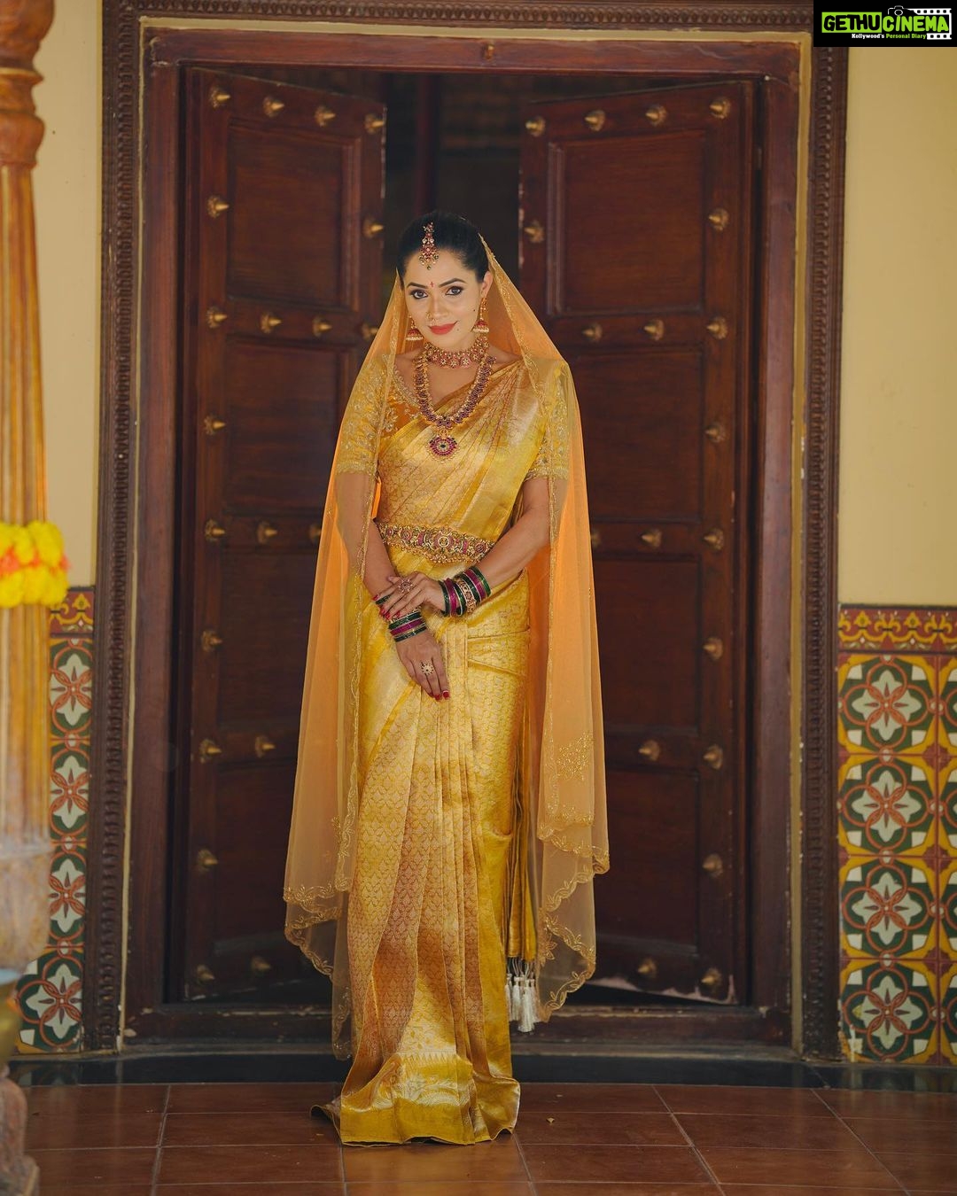 Shobha Shetty Instagram - 30 Days Professional Makeup Course ⬇️ If u want to become a Bridal makeup artist then this course is for u , no basic knowledge is required ⬇️ ➡️ Product Knowledge ➡️ Tools Knowledge ➡️ Application Knowledge ➡️ 10 Different Bridal and grooming Makeup ➡️ 10 Different Hairstyles ➡️ 5 types of Saree Draping ➡️ 10 Eye makeup ➡️ Flower making ➡️ photography session and more ⬇️ Certificate is provided for everyone ➡️call us for Booking your seat ▶️9391541266 Only limited seats Thank u meet you all soon 🙂 ⬇️ Greetings from @shobhashettyofficial @SYMAKEUPSTUDIO ⬇️ LOCATION @HYDERABAD #MAKEUP #symakeupstudio #shobhashetty Clicks @hyderabadweddingstories Location @thefotogarage Jewellery @emmadi_silver_jewellery Makeover @symakeupstudio