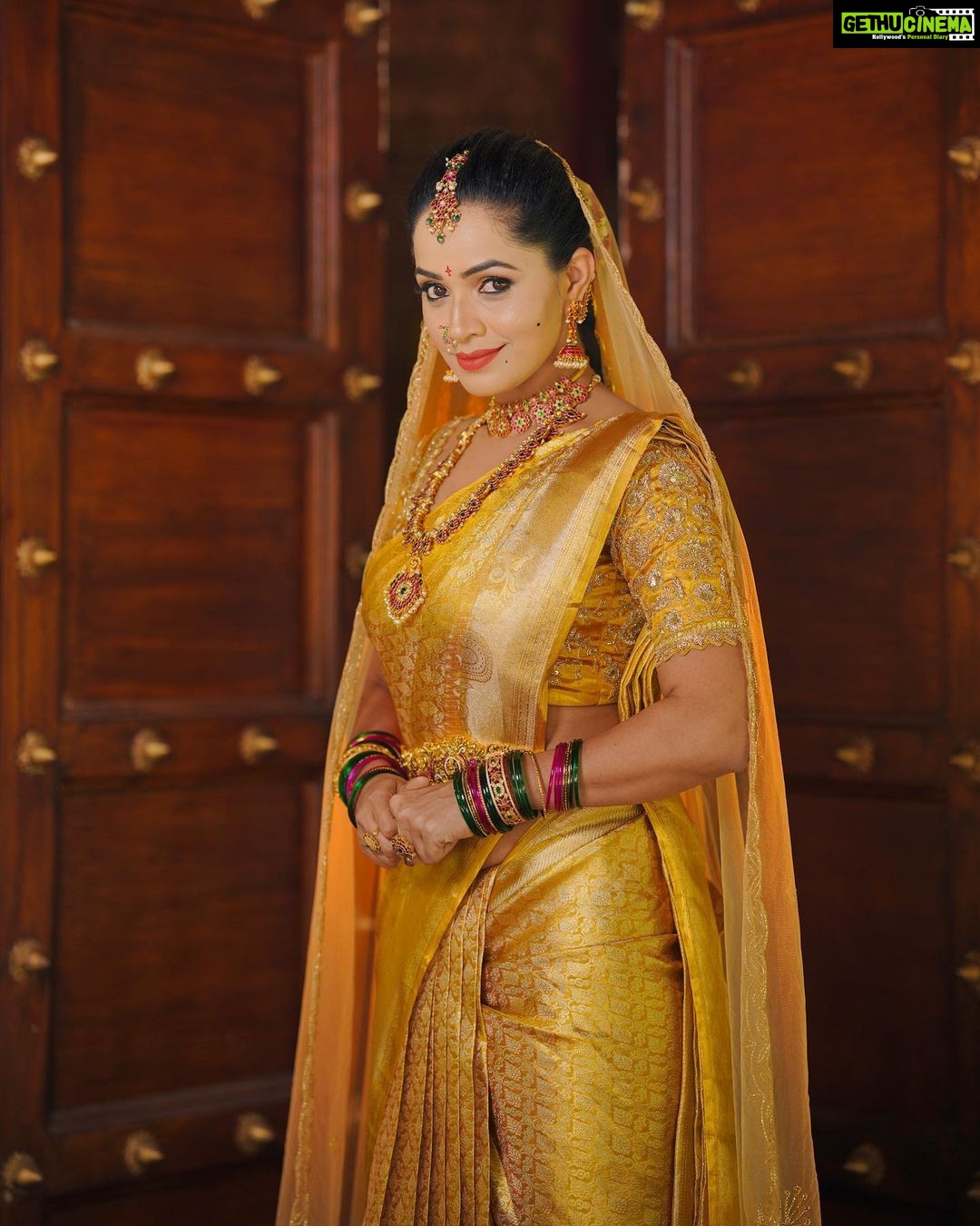 Shobha Shetty Instagram - 30 Days Professional Makeup Course ⬇️ If u want to become a Bridal makeup artist then this course is for u , no basic knowledge is required ⬇️ ➡️ Product Knowledge ➡️ Tools Knowledge ➡️ Application Knowledge ➡️ 10 Different Bridal and grooming Makeup ➡️ 10 Different Hairstyles ➡️ 5 types of Saree Draping ➡️ 10 Eye makeup ➡️ Flower making ➡️ photography session and more ⬇️ Certificate is provided for everyone ➡️call us for Booking your seat ▶️9391541266 Only limited seats Thank u meet you all soon 🙂 ⬇️ Greetings from @shobhashettyofficial @SYMAKEUPSTUDIO ⬇️ LOCATION @HYDERABAD #MAKEUP #symakeupstudio #shobhashetty Clicks @hyderabadweddingstories Location @thefotogarage Jewellery @emmadi_silver_jewellery Makeover @symakeupstudio