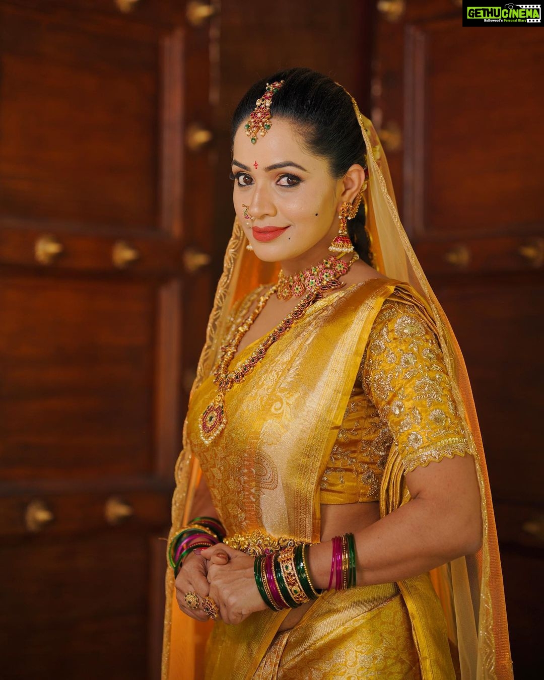 Shobha Shetty Instagram - 30 Days Professional Makeup Course ⬇️ If u want to become a Bridal makeup artist then this course is for u , no basic knowledge is required ⬇️ ➡️ Product Knowledge ➡️ Tools Knowledge ➡️ Application Knowledge ➡️ 10 Different Bridal and grooming Makeup ➡️ 10 Different Hairstyles ➡️ 5 types of Saree Draping ➡️ 10 Eye makeup ➡️ Flower making ➡️ photography session and more ⬇️ Certificate is provided for everyone ➡️call us for Booking your seat ▶️9391541266 Only limited seats Thank u meet you all soon 🙂 ⬇️ Greetings from @shobhashettyofficial @SYMAKEUPSTUDIO ⬇️ LOCATION @HYDERABAD #MAKEUP #symakeupstudio #shobhashetty Clicks @hyderabadweddingstories Location @thefotogarage Jewellery @emmadi_silver_jewellery Makeover @symakeupstudio