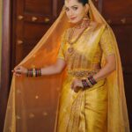 Shobha Shetty Instagram - 30 Days Professional Makeup Course ⬇️ If u want to become a Bridal makeup artist then this course is for u , no basic knowledge is required ⬇️ ➡️ Product Knowledge ➡️ Tools Knowledge ➡️ Application Knowledge ➡️ 10 Different Bridal and grooming Makeup ➡️ 10 Different Hairstyles ➡️ 5 types of Saree Draping ➡️ 10 Eye makeup ➡️ Flower making ➡️ photography session and more ⬇️ Certificate is provided for everyone ➡️call us for Booking your seat ▶️9391541266 Only limited seats Thank u meet you all soon 🙂 ⬇️ Greetings from @shobhashettyofficial @SYMAKEUPSTUDIO ⬇️ LOCATION @HYDERABAD Clicks @hyderabadweddingstories Makeover @symakeupstudio Jewellery @emmadi_silver_jewellery Location @thefotogarage #MAKEUP #symakeupstudio #shobhashetty