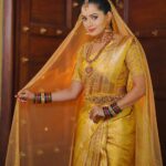 Shobha Shetty Instagram - 30 Days Professional Makeup Course ⬇️ If u want to become a Bridal makeup artist then this course is for u , no basic knowledge is required ⬇️ ➡️ Product Knowledge ➡️ Tools Knowledge ➡️ Application Knowledge ➡️ 10 Different Bridal and grooming Makeup ➡️ 10 Different Hairstyles ➡️ 5 types of Saree Draping ➡️ 10 Eye makeup ➡️ Flower making ➡️ photography session and more ⬇️ Certificate is provided for everyone ➡️call us for Booking your seat ▶️9391541266 Only limited seats Thank u meet you all soon 🙂 ⬇️ Greetings from @shobhashettyofficial @SYMAKEUPSTUDIO ⬇️ LOCATION @HYDERABAD Makeover @symakeupstudio Clicks @hyderabadweddingstories Jewellery @emmadi_silver_jewellery Location @thefotogarage Blouse @budesignerstudio #MAKEUP #symakeupstudio #shobhashetty