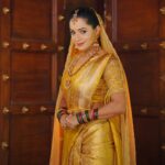 Shobha Shetty Instagram - 30 Days Professional Makeup Course ⬇️ If u want to become a Bridal makeup artist then this course is for u , no basic knowledge is required ⬇️ ➡️ Product Knowledge ➡️ Tools Knowledge ➡️ Application Knowledge ➡️ 10 Different Bridal and grooming Makeup ➡️ 10 Different Hairstyles ➡️ 5 types of Saree Draping ➡️ 10 Eye makeup ➡️ Flower making ➡️ photography session and more ⬇️ Certificate is provided for everyone ➡️call us for Booking your seat ▶️9391541266 Only limited seats Thank u meet you all soon 🙂 ⬇️ Greetings from @shobhashettyofficial @SYMAKEUPSTUDIO ⬇️ LOCATION @HYDERABAD Makeover @symakeupstudio Clicks @hyderabadweddingstories Jewellery @emmadi_silver_jewellery Location @thefotogarage Blouse @budesignerstudio #MAKEUP #symakeupstudio #shobhashetty