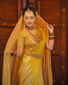 Shobha Shetty Instagram - 30 Days Professional Makeup Course ⬇️ If u want to become a Bridal makeup artist then this course is for u , no basic knowledge is required ⬇️ ➡️ Product Knowledge ➡️ Tools Knowledge ➡️ Application Knowledge ➡️ 10 Different Bridal and grooming Makeup ➡️ 10 Different Hairstyles ➡️ 5 types of Saree Draping ➡️ 10 Eye makeup ➡️ Flower making ➡️ photography session and more ⬇️ Certificate is provided for everyone ➡️call us for Booking your seat ▶️9391541266 Only limited seats Thank u meet you all soon 🙂 ⬇️ Greetings from @shobhashettyofficial @SYMAKEUPSTUDIO ⬇️ LOCATION @HYDERABAD Makeover @symakeupstudio Clicks @hyderabadweddingstories Jewellery @emmadi_silver_jewellery Location @thefotogarage Blouse @budesignerstudio #MAKEUP #symakeupstudio #shobhashetty