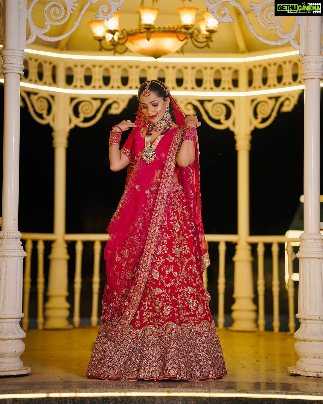 Shobha Shetty Instagram - It is how it’s look.!! In my moment. . . . Makeover @symakeupstudio @makeover_by_nandini_06 @makeover_bylakshmi Clicks @hyderabadweddingstories Jewellery @emmadi_silver_jewellery Location @thefotogarage Outfit @shobhashettyfashions . . #symakeupstudio#shobhashettymakeover#
