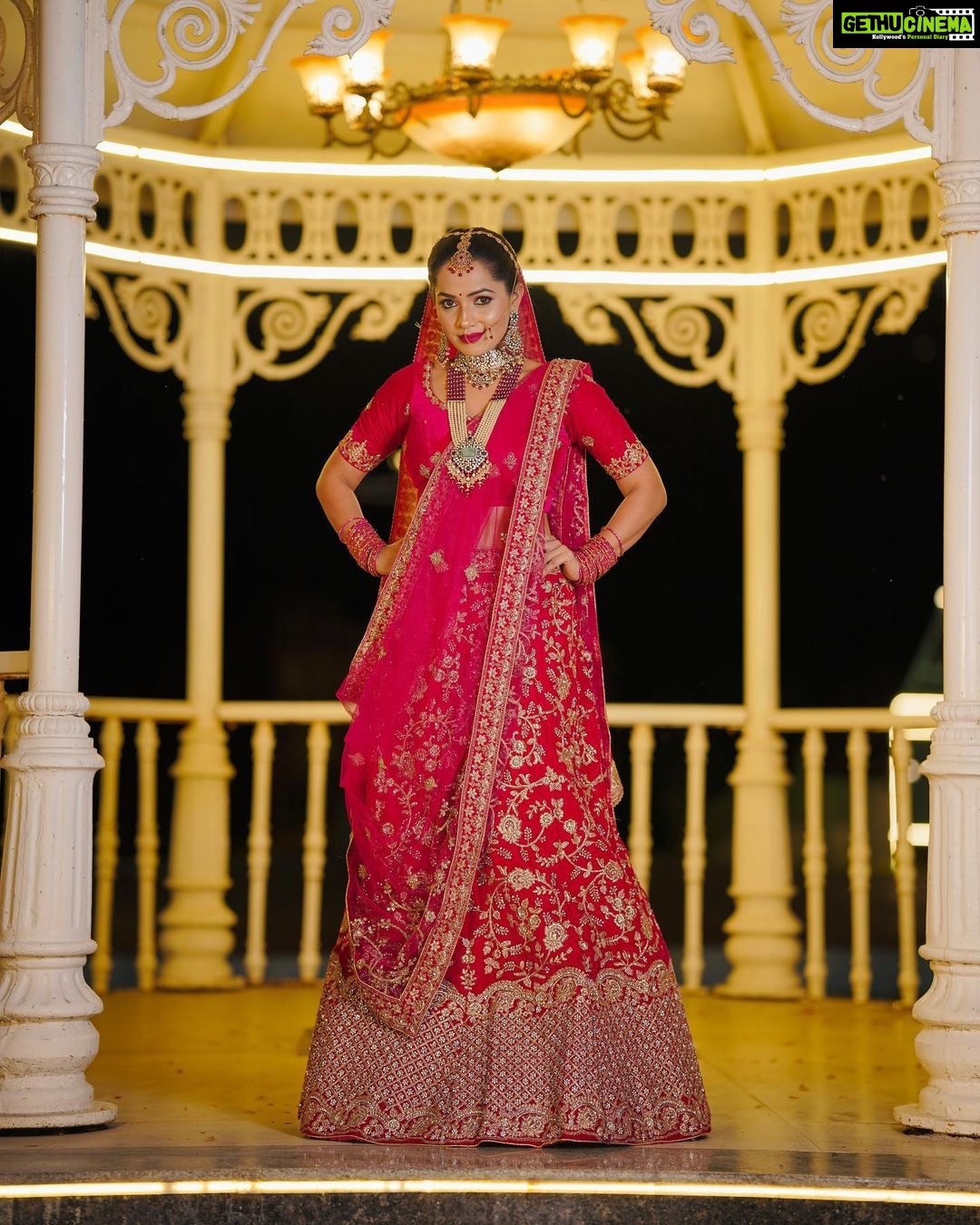 Shobha Shetty Instagram - It is how it’s look.!! In my moment. . . . Makeover @symakeupstudio @makeover_by_nandini_06 @makeover_bylakshmi Clicks @hyderabadweddingstories Jewellery @emmadi_silver_jewellery Location @thefotogarage Outfit @shobhashettyfashions . . #symakeupstudio#shobhashettymakeover#
