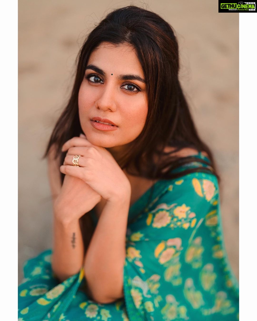 Shreya Dhanwanthary Instagram - SD x Joseph Radhik x Mrunalini Rao . Styled by @utkarshamishra_ Hair by @antergallactic Agency: @lovestruckcowhq Saree: @uri.india Jewellery: @blingthingstore Styling intern: @sana_khan028