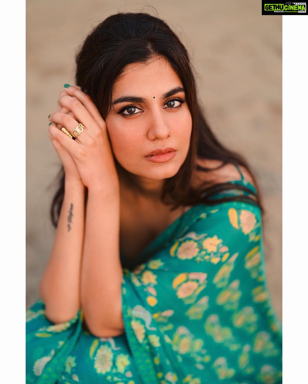 Shreya Dhanwanthary Instagram - SD x Joseph Radhik x Mrunalini Rao . Styled by @utkarshamishra_ Hair by @antergallactic Agency: @lovestruckcowhq Saree: @uri.india Jewellery: @blingthingstore Styling intern: @sana_khan028