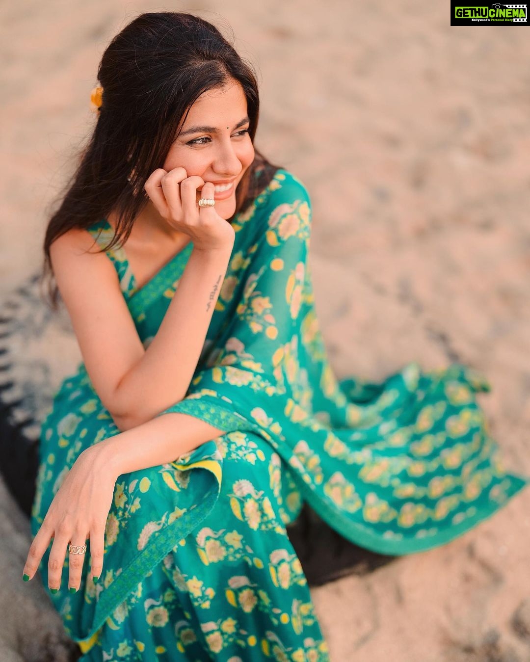 Shreya Dhanwanthary Instagram - SD x Joseph Radhik x Mrunalini Rao . Styled by @utkarshamishra_ Hair by @antergallactic Agency: @lovestruckcowhq Saree: @uri.india Jewellery: @blingthingstore Styling intern: @sana_khan028