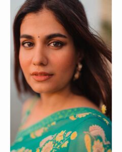 Shreya Dhanwanthary Instagram - SD x Joseph Radhik x Mrunalini Rao . Styled by @utkarshamishra_ Hair by @antergallactic Agency: @lovestruckcowhq Saree: @uri.india Jewellery: @blingthingstore Styling intern: @sana_khan028