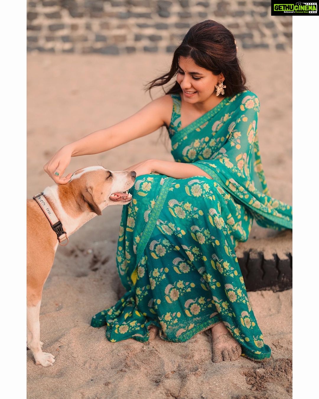 Shreya Dhanwanthary Instagram - SD x Joseph Radhik x Mrunalini Rao . Styled by @utkarshamishra_ Hair by @antergallactic Agency: @lovestruckcowhq Saree: @uri.india Jewellery: @blingthingstore Styling intern: @sana_khan028