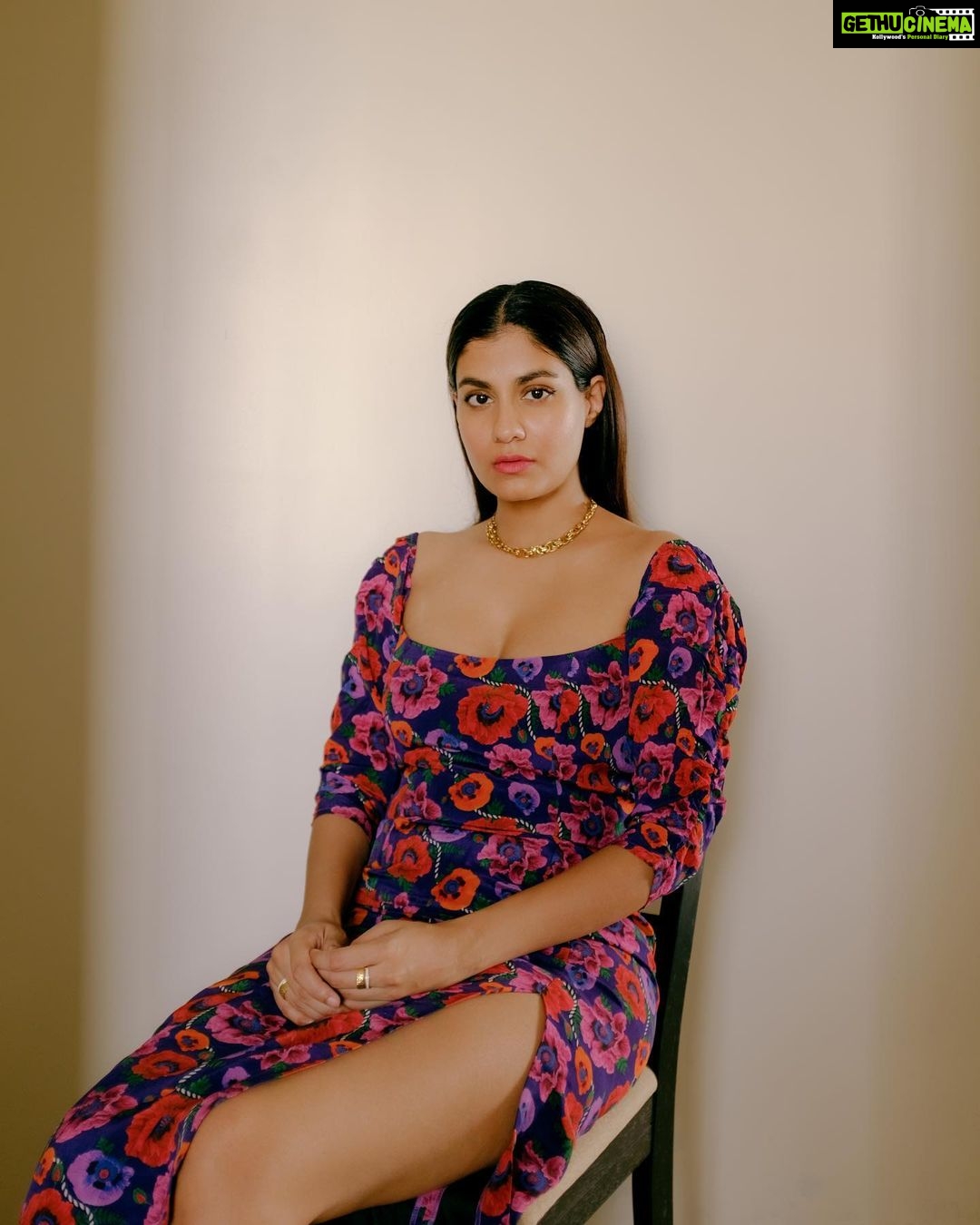 Shreya Dhanwanthary - 105.4K Likes - Lounging
.
By @soujit.das @utkarshamishra_
Dress: @izsi_india
Neckpiece: @romanarsinghaniofficial @mintandmilkpr
Rings: @the_loom_art @gateway.pr
Footwear: @regalshoes.in