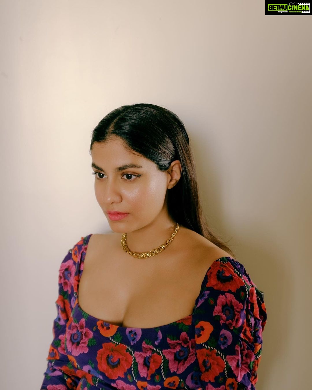 Shreya Dhanwanthary - 105.4K Likes - Lounging
.
By @soujit.das @utkarshamishra_
Dress: @izsi_india
Neckpiece: @romanarsinghaniofficial @mintandmilkpr
Rings: @the_loom_art @gateway.pr
Footwear: @regalshoes.in