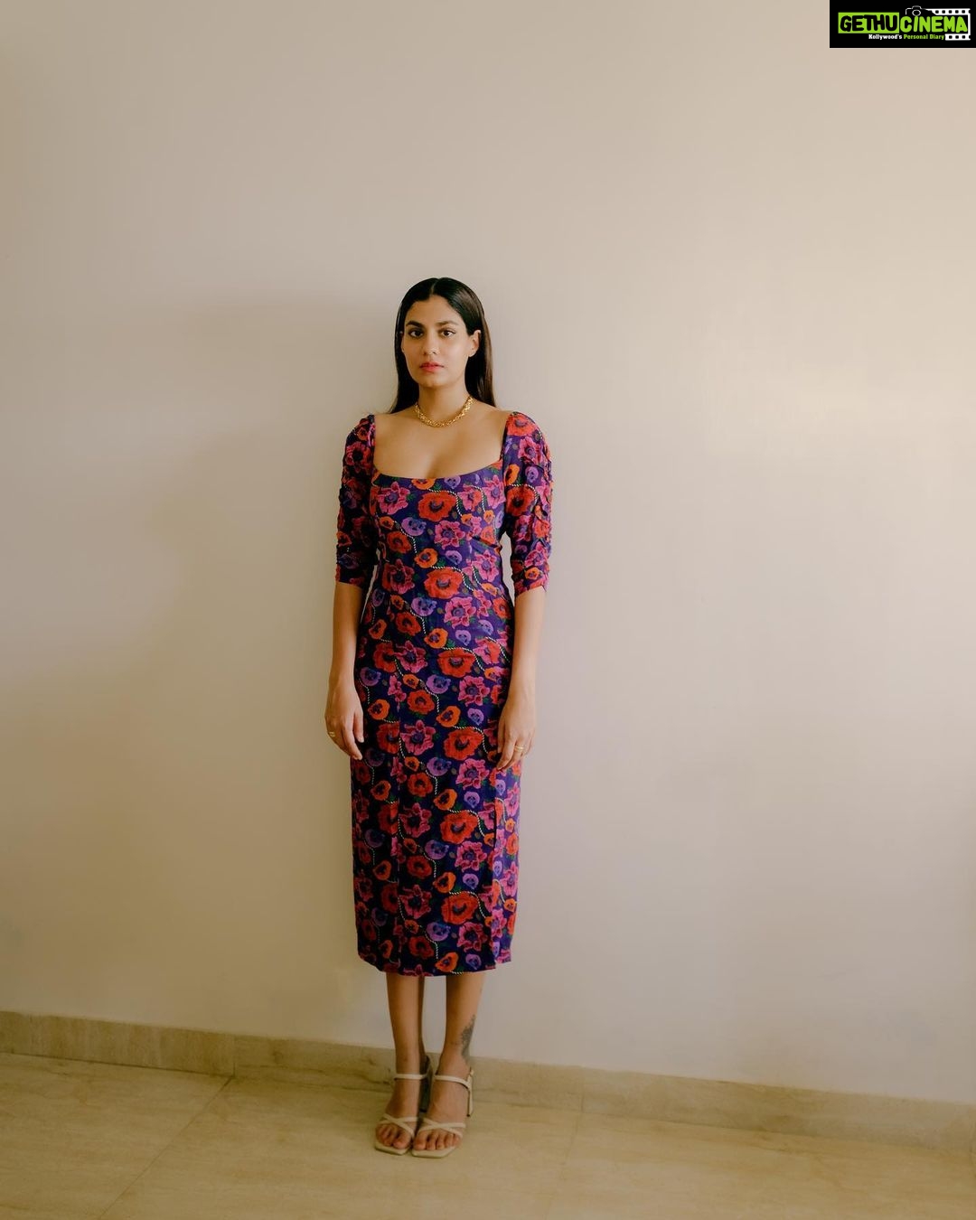 Shreya Dhanwanthary - 105.4K Likes - Lounging
.
By @soujit.das @utkarshamishra_
Dress: @izsi_india
Neckpiece: @romanarsinghaniofficial @mintandmilkpr
Rings: @the_loom_art @gateway.pr
Footwear: @regalshoes.in