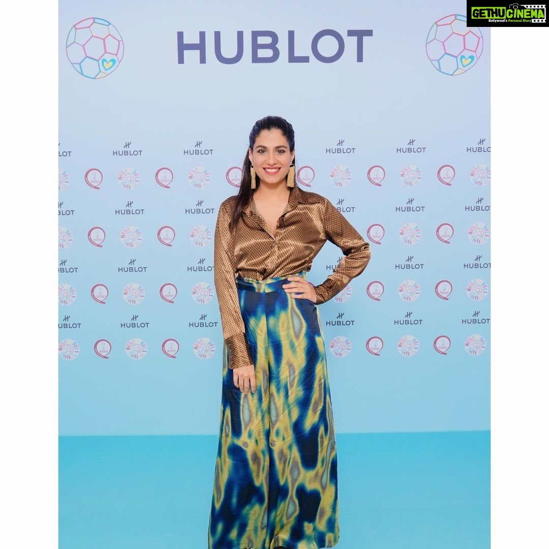 Shreya Dhanwanthary Instagram - HUBLOT x FIFA . @hublot @hublot_mumbai Photographed by @vegatron3 Styled by @utkarshamishra_ & assisted by @_komal____ Shirt: @bezzie.in Pants: @arokaofficial Earrings: @romanarsinghaniofficial