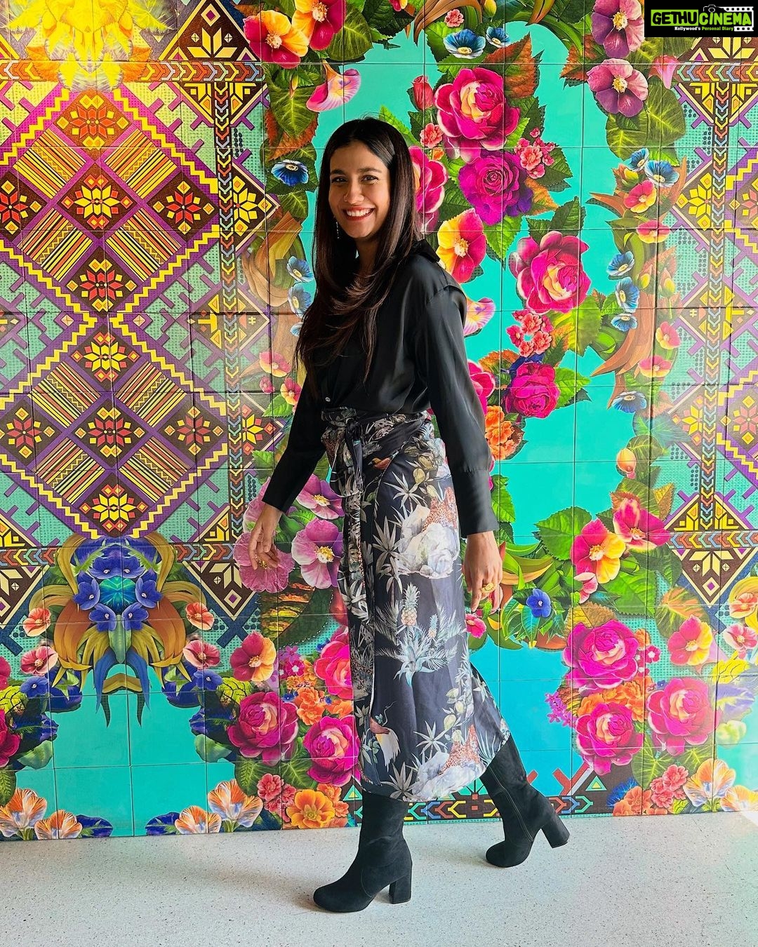 Shreya Dhanwanthary Instagram - HUBLOT x FIFA . @hublot @hublot_mumbai Styled by @utkarshamishra_ & assisted by @_komal____ Skirt: @shop.arrasa Shirt: @zara Shoes: @regalshoes.in Earrings: @the_loom_art @gateway.pr Ring: @romanarsinghaniofficial