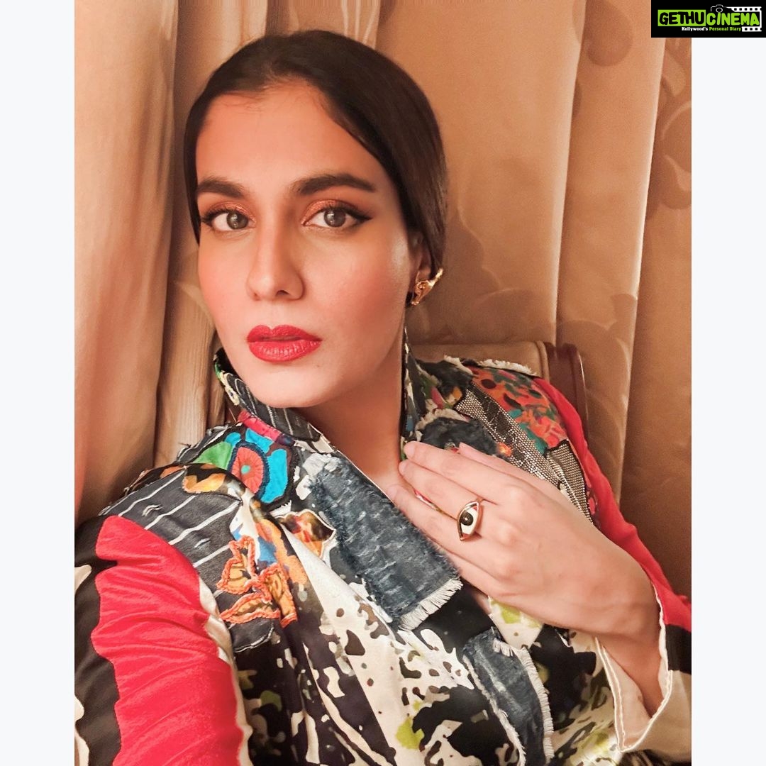 Shreya Dhanwanthary Instagram - HUBLOT x FIFA . Photographed by @vegatron3 Styled by @utkarshamishra_ & assisted by @_komal____ Jacket: @akok.in Pants: @turnblackofficial Jewellery: @romanarsinghaniofficial Footwear: @monrowshoes