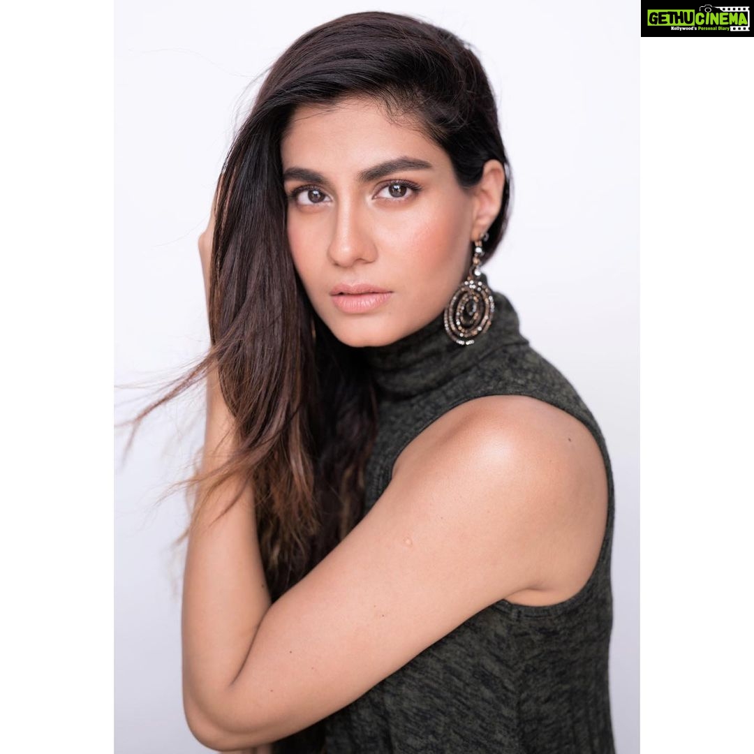 Shreya Dhanwanthary Instagram - The Girl with the non-Pearl Earring: A Series . By @abhitakesphotos @ankitamanwanimakeupandhair