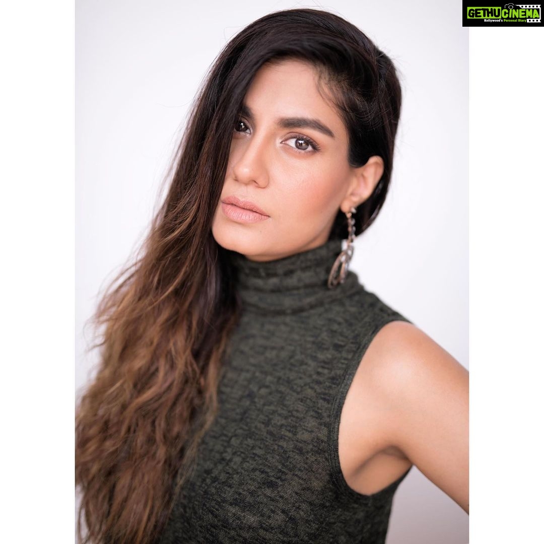 Shreya Dhanwanthary Instagram - The Girl with the non-Pearl Earring: A Series . By @abhitakesphotos @ankitamanwanimakeupandhair