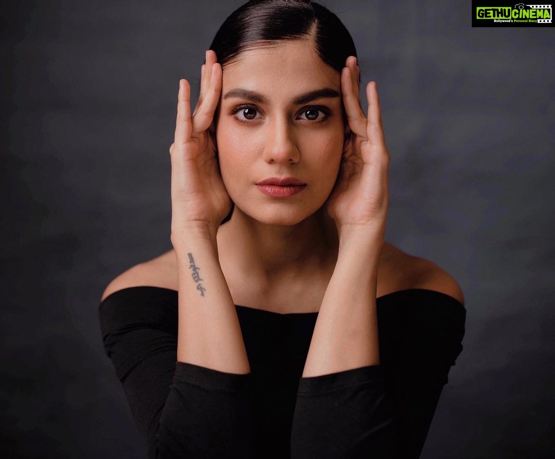Shreya Dhanwanthary Instagram - A Portrait . @abhitakesphotos @ankitamanwanimakeupandhair