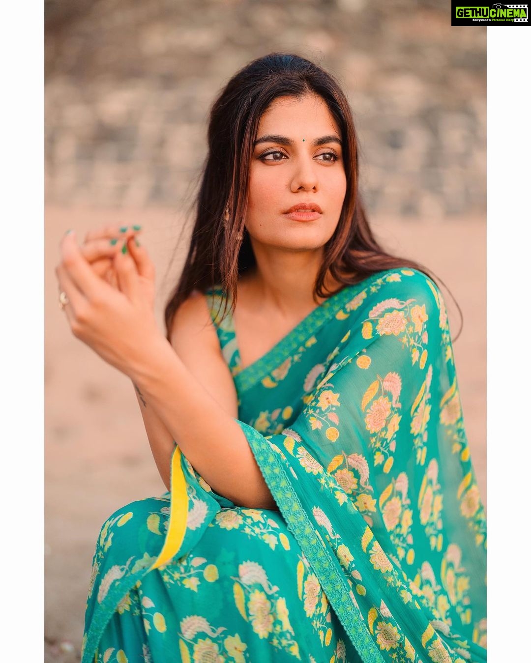 Shreya Dhanwanthary Instagram - SD x Joseph Radhik x Mrunalini Rao . Styled by @utkarshamishra_ Hair by @antergallactic Agency: @lovestruckcowhq Saree: @uri.india Jewellery: @blingthingstore Styling intern: @sana_khan028