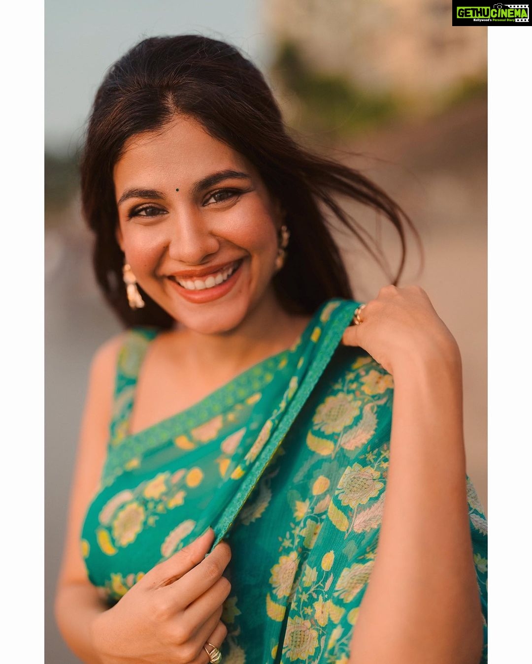 Shreya Dhanwanthary Instagram - SD x Joseph Radhik x Mrunalini Rao . Styled by @utkarshamishra_ Hair by @antergallactic Agency: @lovestruckcowhq Saree: @uri.india Jewellery: @blingthingstore Styling intern: @sana_khan028