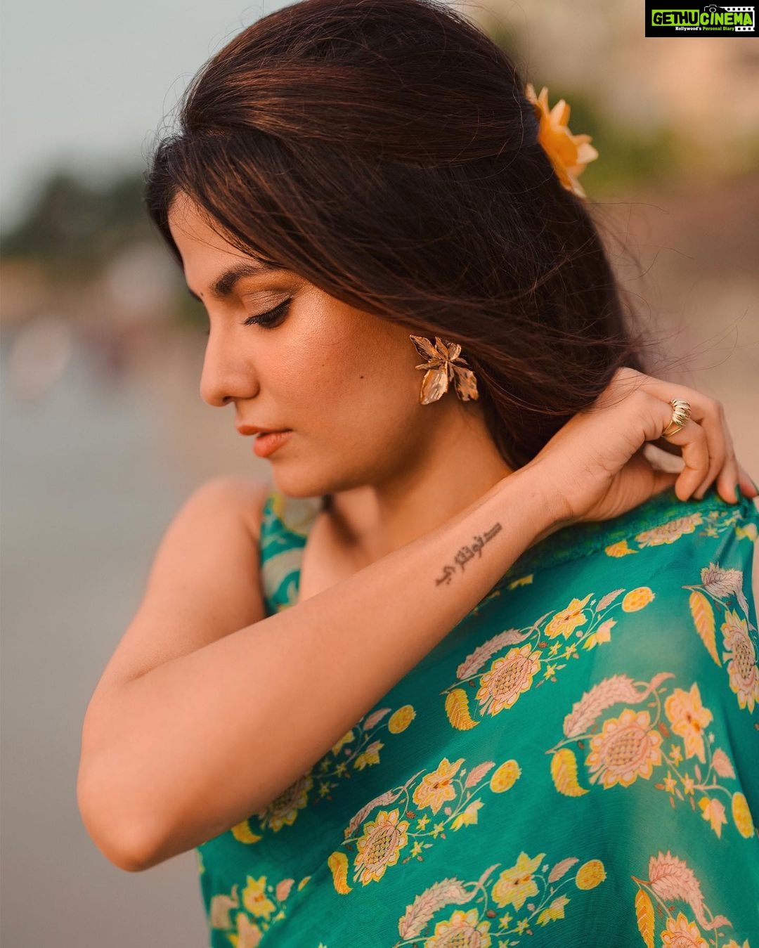 Shreya Dhanwanthary Instagram - SD x Joseph Radhik x Mrunalini Rao . Styled by @utkarshamishra_ Hair by @antergallactic Agency: @lovestruckcowhq Saree: @uri.india Jewellery: @blingthingstore Styling intern: @sana_khan028